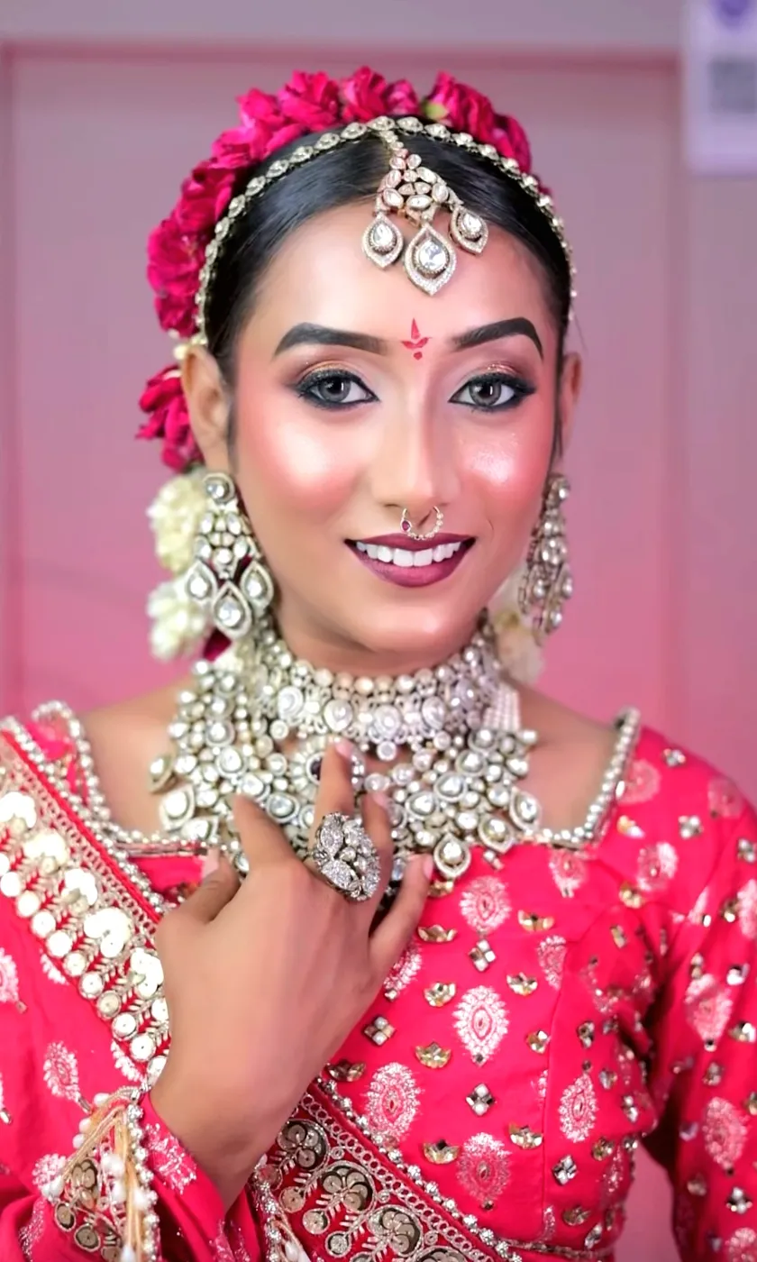 Wahi bride final look mein, fresh flowers aur maang tikka ke saath