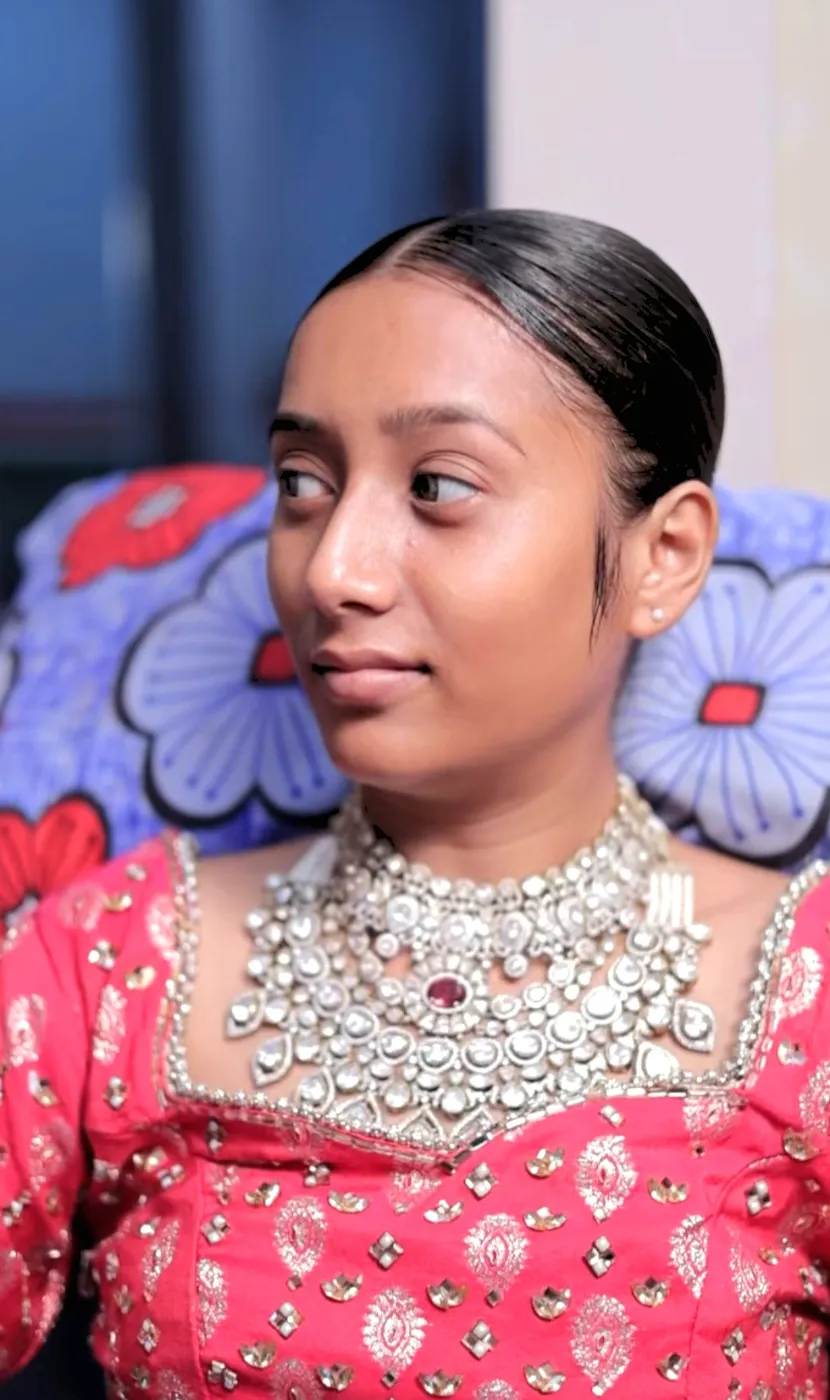 Bride makeup se pehle, red lehenga aur jewellery ke saath